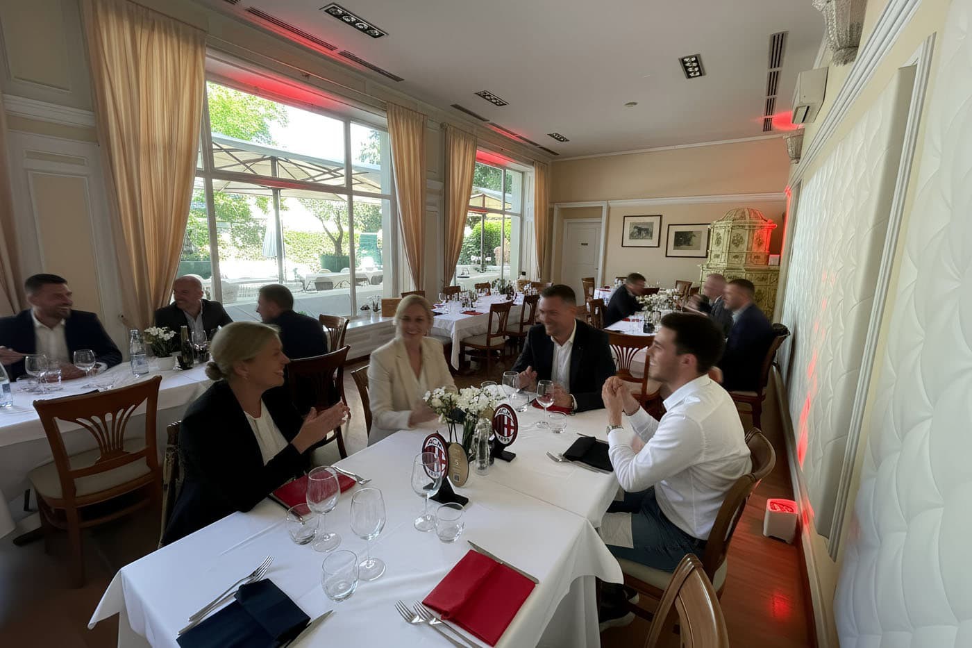 image 1 ROSSONERI LOUNGE